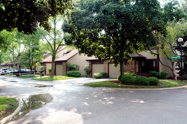 Shadowbend in Wheeling, IL - Building Photo - Building Photo