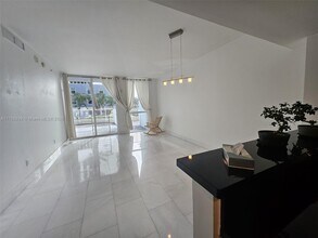 253 NE 2nd St, Unit 804 in Miami, FL - Foto de edificio - Building Photo