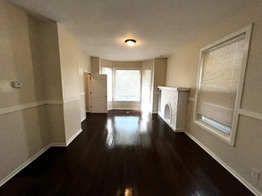 2879 E 77th St in Chicago, IL - Foto de edificio - Building Photo