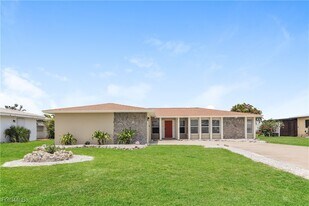 64 Golfview Rd in Rotonda West, FL - Building Photo