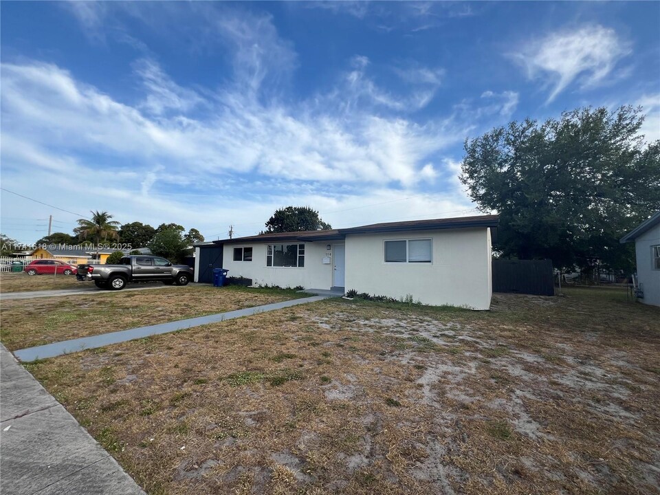 770 NW 179th St in Miami, FL - Building Photo
