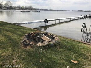 381 E Shore Dr in Whitmore Lake, MI - Building Photo - Building Photo