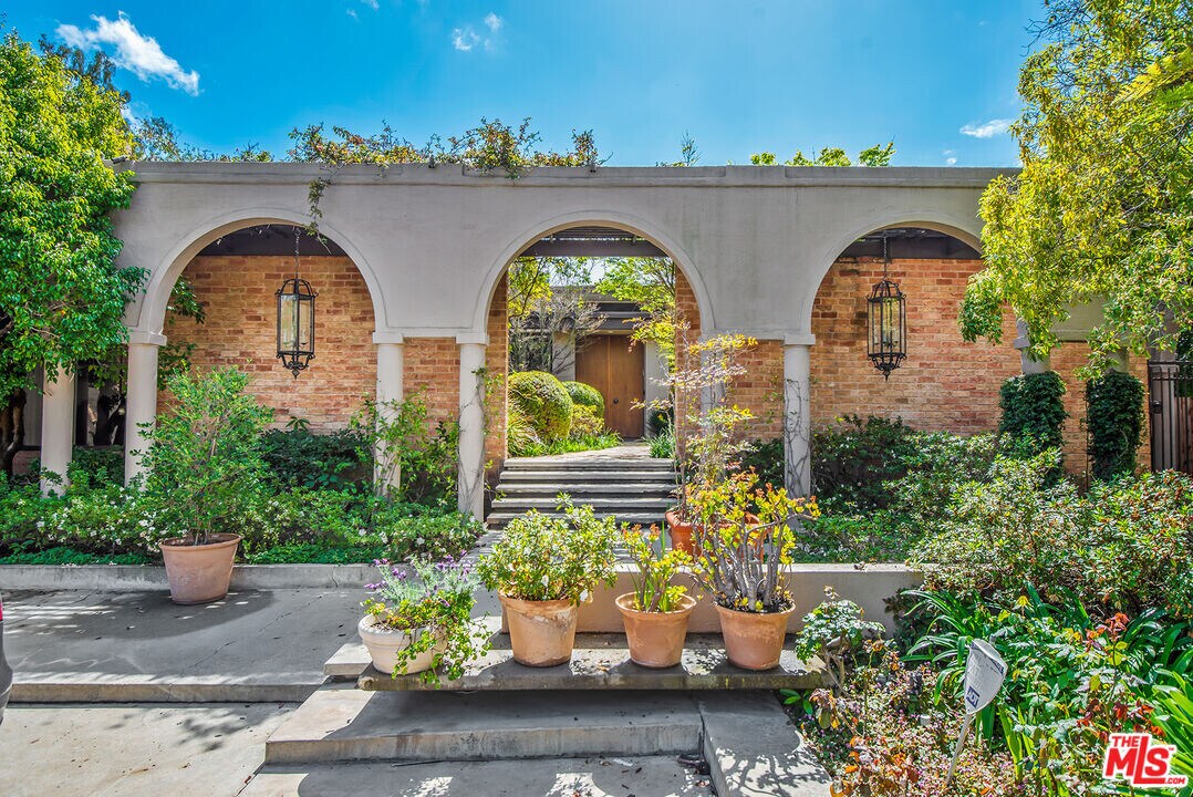 1018 Summit Dr in Beverly Hills, CA - Building Photo