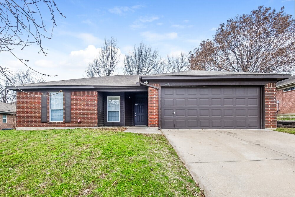 616 Cumberland Dr in Burleson, TX - Building Photo