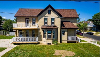818 N 6th St in Manitowoc, WI - Foto de edificio - Building Photo