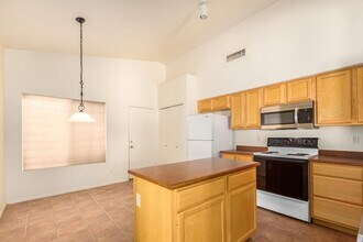 7304 W Irma Ln in Glendale, AZ - Foto de edificio - Building Photo