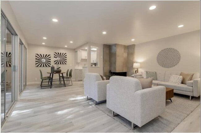 500 W Middlefield Rd in Mountain View, CA - Building Photo - Building Photo