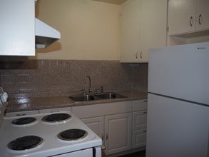 Diamond Plaza Apartments in Fresno, CA - Building Photo - Building Photo