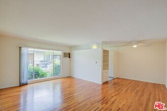 1055 S Wooster St in Los Angeles, CA - Building Photo - Building Photo