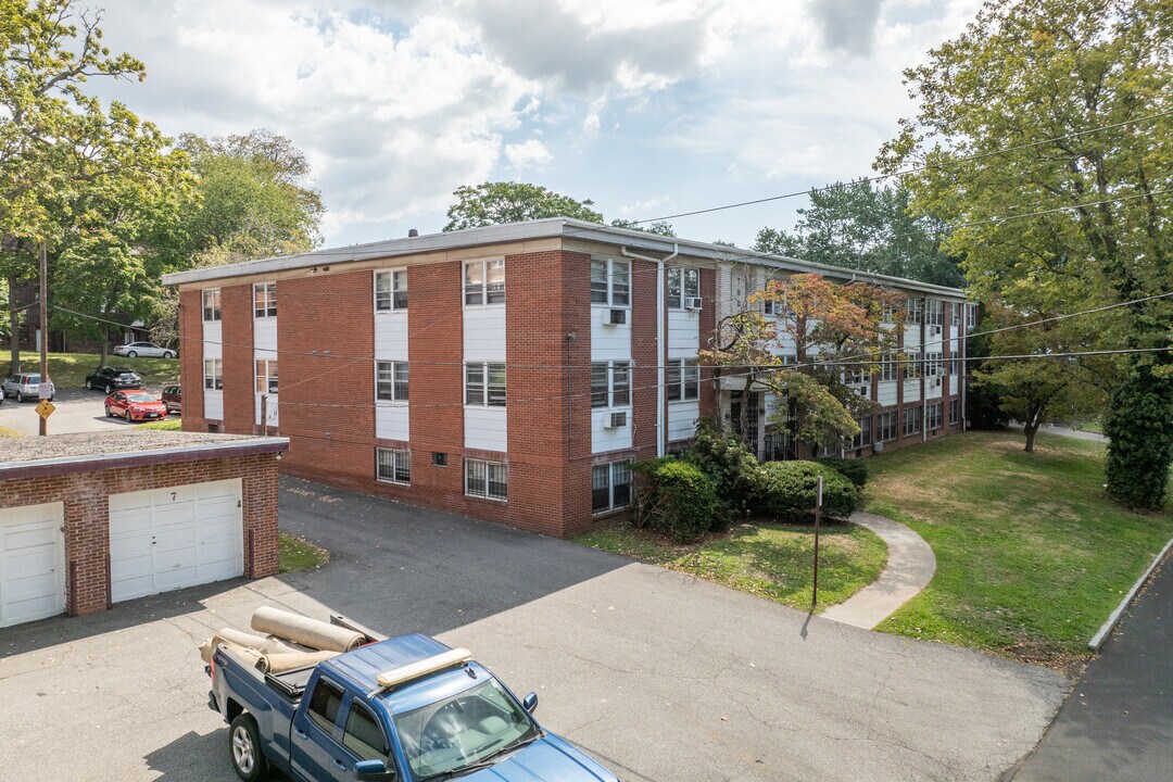 Tudor Apartments in New Haven, CT - Building Photo