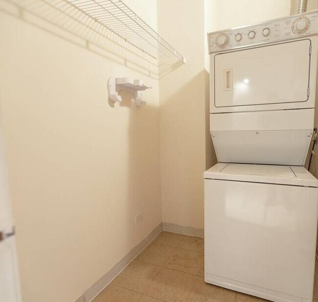 1900 S Clark St, Unit 305 in Chicago, IL - Building Photo - Building Photo