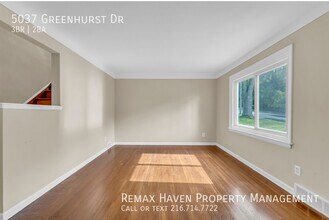 5037 Greenhurst Dr in Maple Heights, OH - Building Photo - Building Photo