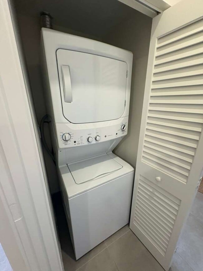 2170 NE 168th St, Unit A4 in North Miami Beach, FL - Building Photo - Building Photo