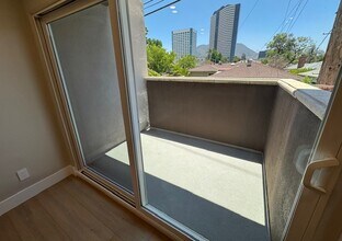 355 N Maple St, Unit Entourage in Burbank, CA - Building Photo - Building Photo