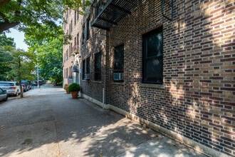 222 Seaman Ave in New York, NY - Foto de edificio - Building Photo