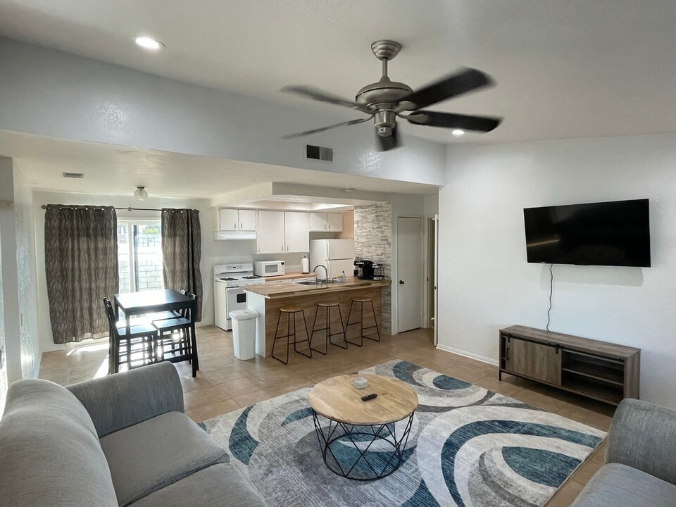 1 Lakeview Cir, Unit 1 in Cathedral City, CA - Building Photo