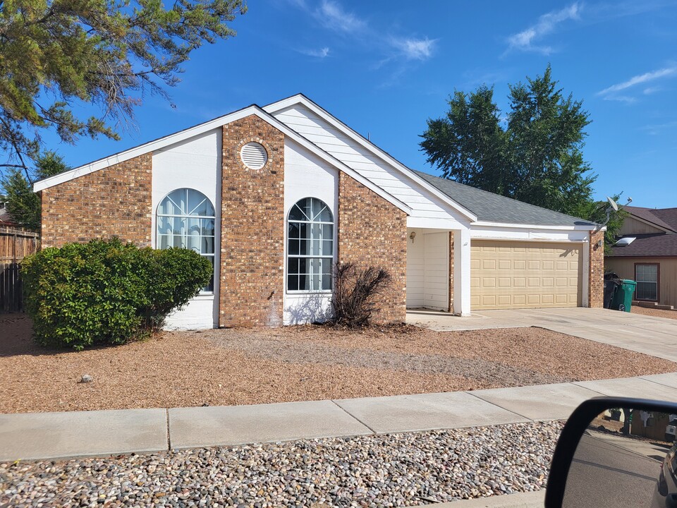 1740 Blueberry Dr NE in Rio Rancho, NM - Foto de edificio