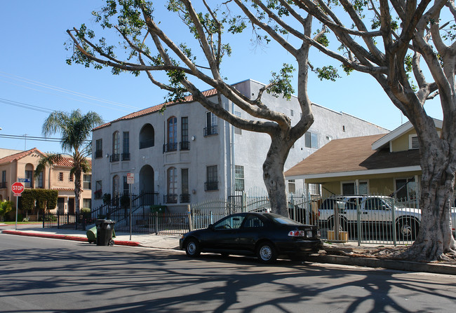 556 N Oxford Ave in Los Angeles, CA - Foto de edificio - Building Photo