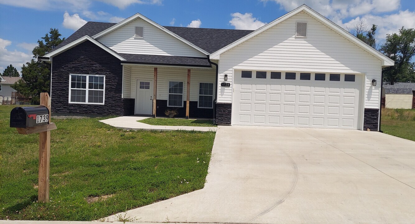 1739 Savannah Ct in Mexico, MO - Building Photo