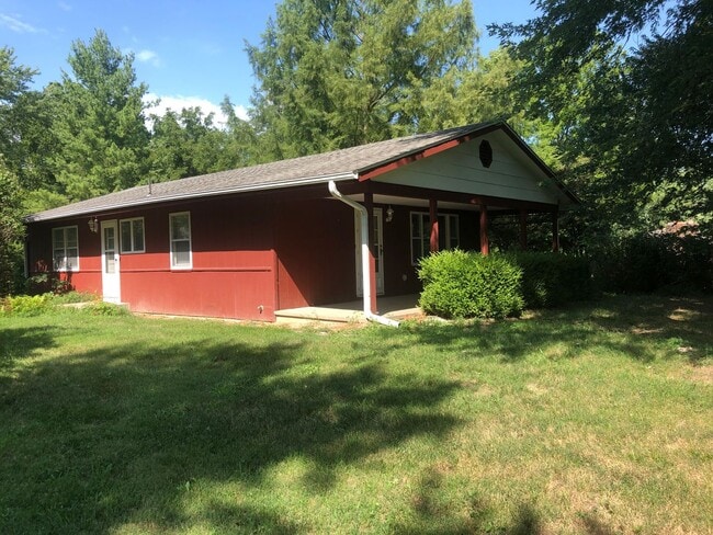 7591 W Henderson Rd in Columbia, MO - Foto de edificio - Building Photo