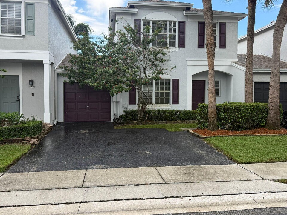 9661 Santa Rosa Dr in Tamarac, FL - Building Photo