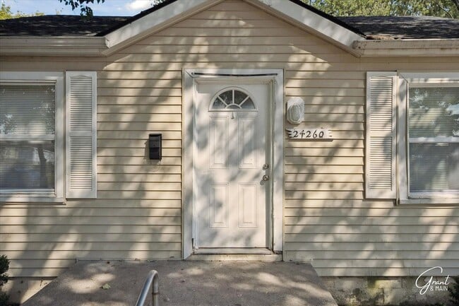 24260 Tuscany Ave in Eastpointe, MI - Foto de edificio - Building Photo