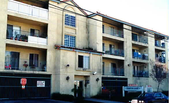 Hampton Court Apartments in Santa Ana, CA - Building Photo - Building Photo