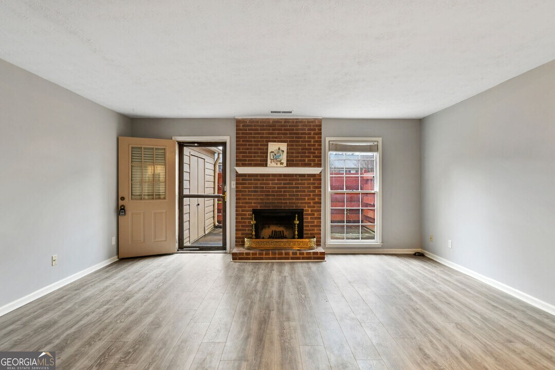 587 Wedgewood Dr in Alpharetta, GA - Building Photo