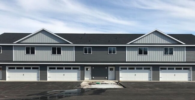 235 3rd St SE in Rice, MN - Foto de edificio - Building Photo