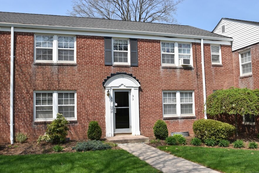 33A Arnold Way in West Hartford, CT - Building Photo