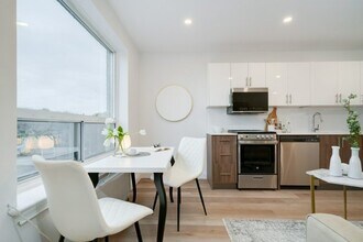 2707 Yonge St in Toronto, ON - Building Photo - Building Photo