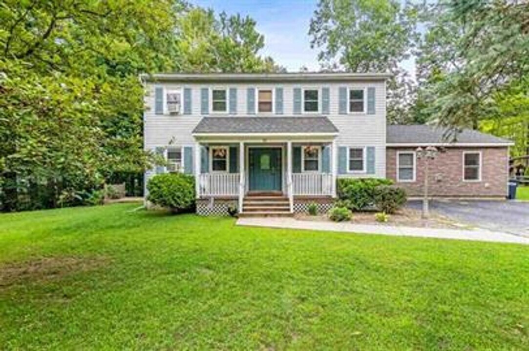 56 Morellen Ln in Colchester, VT - Foto de edificio