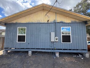 811 E Ave D in Robstown, TX - Foto de edificio - Building Photo