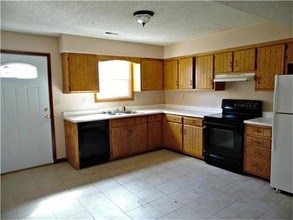 808 Foster Ln in Warrensburg, MO - Foto de edificio - Building Photo
