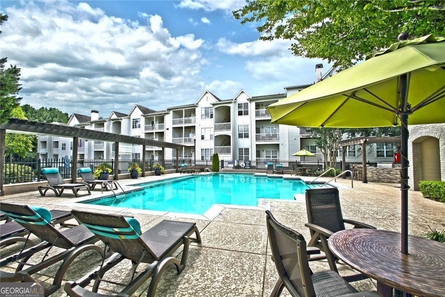 240 E Belle Isle Rd NE, Unit 413 in Sandy Springs, GA - Building Photo