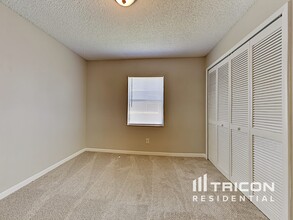 2005 Helm Ln in Valrico, FL - Building Photo - Building Photo