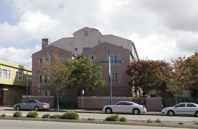 Emeryvilla Apartments in Emeryville, CA - Foto de edificio - Building Photo