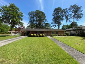 220 Oxford Dr in Savannah, GA - Building Photo