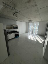 690 SW 1st Ave, Unit 2326 in Miami, FL - Foto de edificio - Building Photo