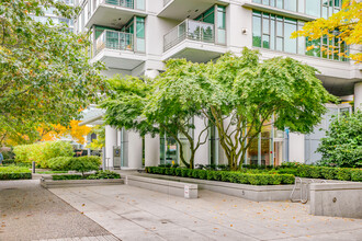 Bayshore Tower in Vancouver, BC - Building Photo - Building Photo