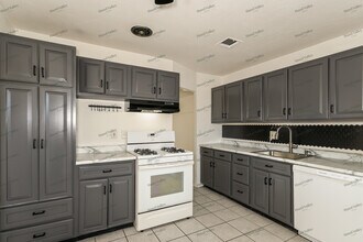 747 Chevron Dr in St. Louis, MO - Building Photo - Building Photo