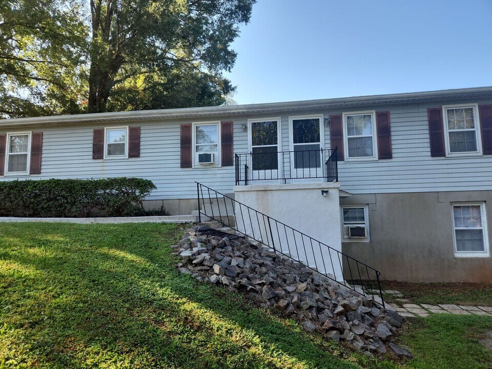 16 Church Ln in Chatham, VA - Building Photo