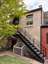 2204 W Iowa St, Unit COACH HOUSE in Chicago, IL - Building Photo