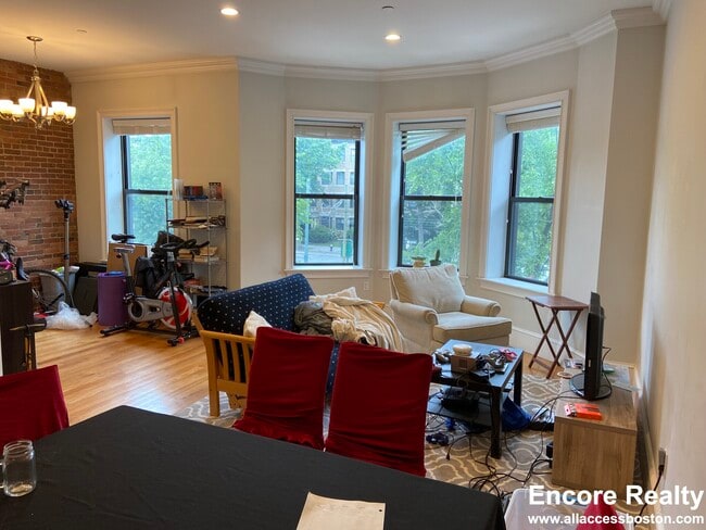 1089 Beacon St in Brookline, MA - Building Photo - Building Photo