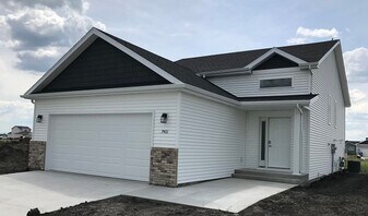 7401 18th St S in Fargo, ND - Building Photo