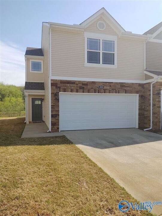 208 Falling Water Ln SW in Madison, AL - Building Photo
