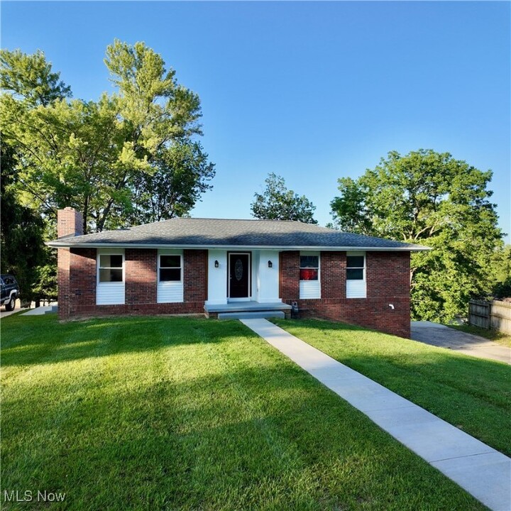 16 Chaucer Ct in St. Clairsville, OH - Building Photo