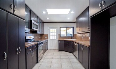 17652 Martha St in Encino, CA - Building Photo - Building Photo