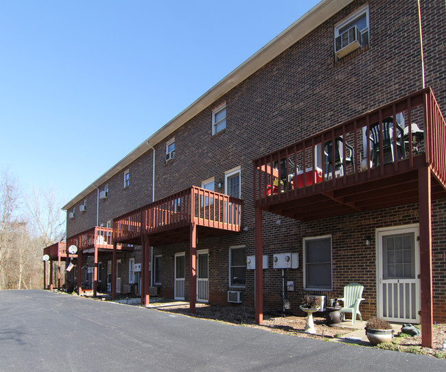 142 Fairway Ave in Hudson, NC - Building Photo - Building Photo