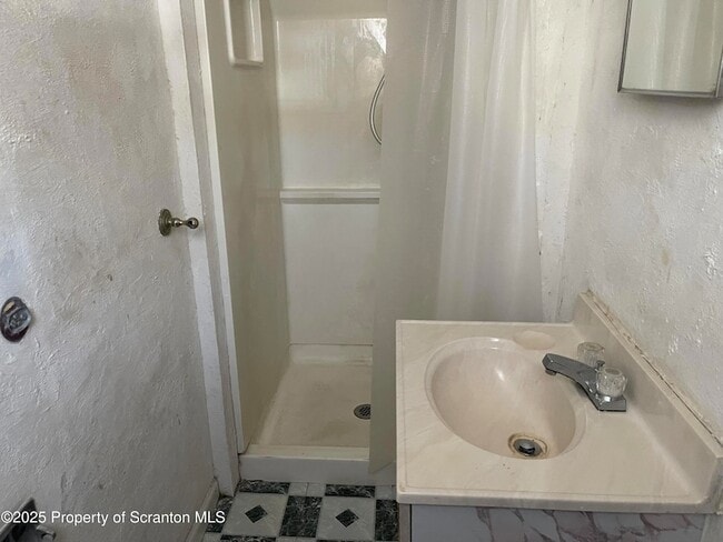 857 Throop St, Unit 2 in Dickson City, PA - Foto de edificio - Building Photo